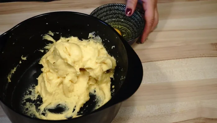 Den Teig in einen Spritzbeutel mit Sterntülle füllen und ca. 4-5 cm große Häufchen auf ein mit Backpapier ausgelegtes Backblech spritzen. (176.78)