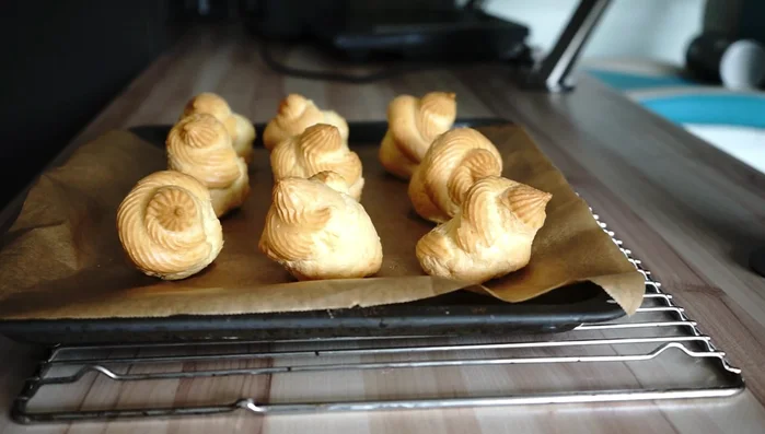 Die Windbeutel abkühlen lassen. (267.45)