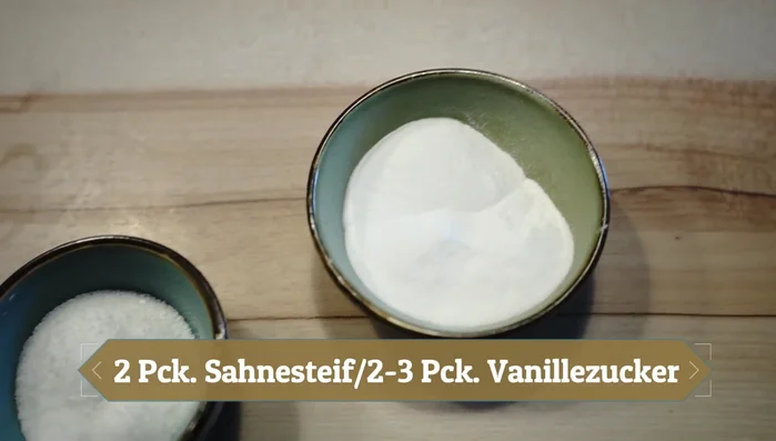 Sahne, Vanillezucker und Sahnesteif steif schlagen. (273.969)