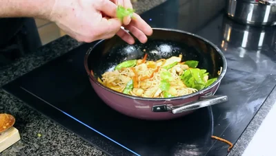 Asiatische Bratnudeln mit Maispoulade & Gemüse - Rezept