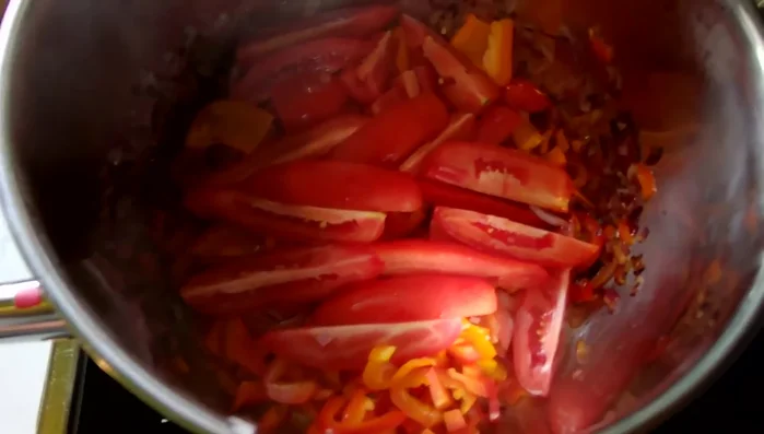 Tomaten in eine Schüssel geben und etwas zerdrücken, damit der Saft austritt.
