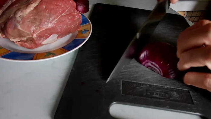 Zwiebeln halbieren und würfeln. Mit neutralem Öl in einem Topf richtig anbraten, bis Röstaromen entstehen.