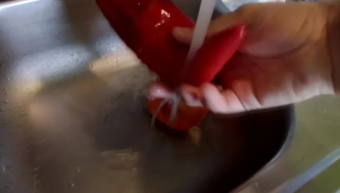 Paprika waschen, in mundgerechte Stücke schneiden (nicht zu klein!).