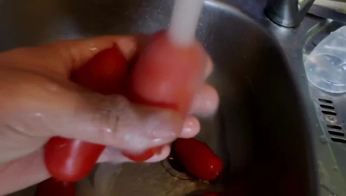 Tomaten waschen und ebenfalls in Stücke schneiden.