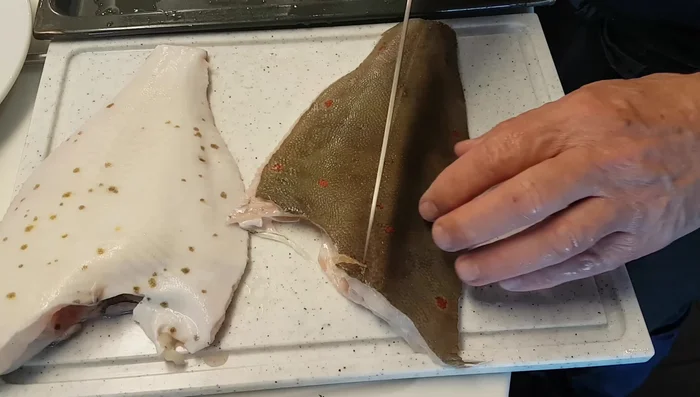 Schollen einschneiden: An der Naht entlang einschneiden, um gleichmäßiges Garen zu gewährleisten (125.92).