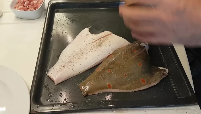 Schollen würzen: Mit Salz von beiden Seiten würzen (152.16). Mit Zitronensaft beträufeln (168.07). 10-15 Minuten marinieren lassen (196.03).