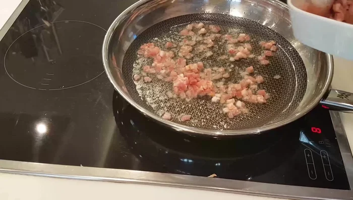 Speck anbraten (falls Finkenwerder Art): Speckwürfel in einer Pfanne mit Sonnenblumenöl anbraten (213.85).