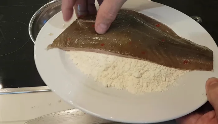 Schollen braten (Finkenwerder Art): Schollen in Mehl wenden, überschüssiges Mehl abklopfen. Mit der hellen Seite zuerst in die Pfanne mit Speck geben (224.83). Von beiden Seiten braten, dabei die Pfanne immer wieder bewegen (246.96). Ungefähr 10 Minuten pro Seite bei kleiner Flamme braten (276.21).