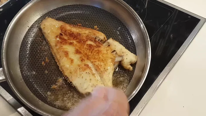 Abschluss: Etwas Bratfett über die Schollen geben (307.74). Die untere Seite kurz warten lassen um Knusprigkeit zu erhalten (320.669).