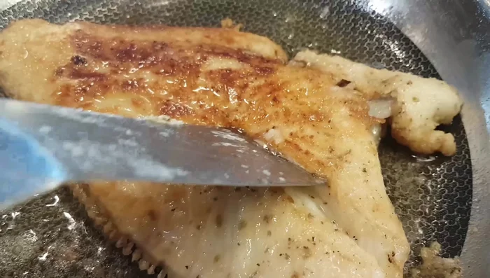 Garen prüfen: Mit einer Gabel prüfen, ob sich das Fischfilet leicht abheben lässt (341.86).