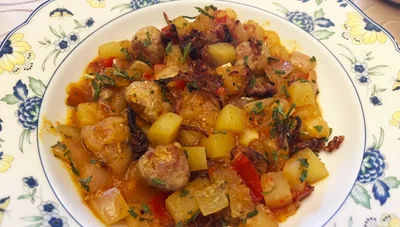 Kartoffel-Paprika-Eintopf mit Bratwurstklößchen - Rezept