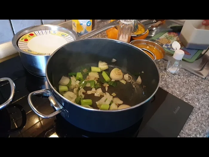 Geflügelbrühe hinzufügen und köcheln lassen.