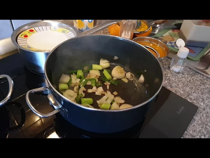 Semmelknödel vorbereiten (selbstgemacht oder fertig kaufen).