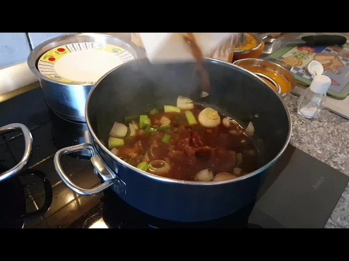 Saft von zwei Orangen hinzufügen und weiter köcheln lassen.