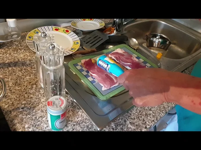 Entenbrustfilets vorbereiten: Mit Senf bestreichen, mit Pfeffer, Salz und Oregano würzen.