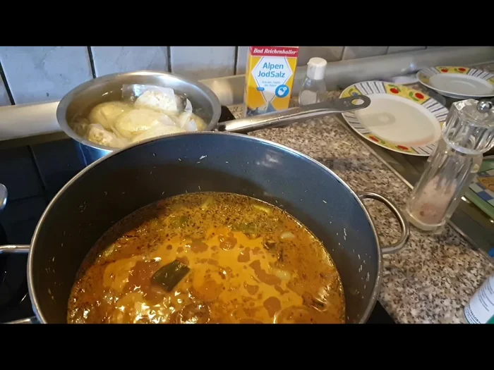 Frischen Oregano und Thymian hinzufügen. Die Sauce grob mit der Schere zerkleinern und pürieren.