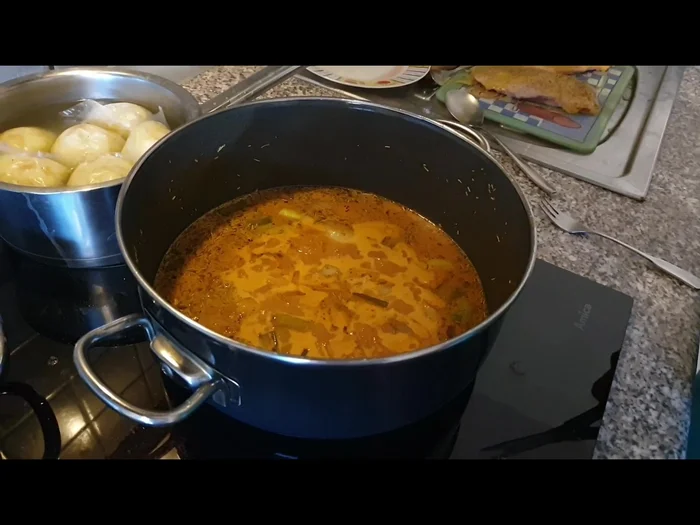 Einen kleinen Schuss Sherry in die Orangensauce geben und weiter köcheln lassen.