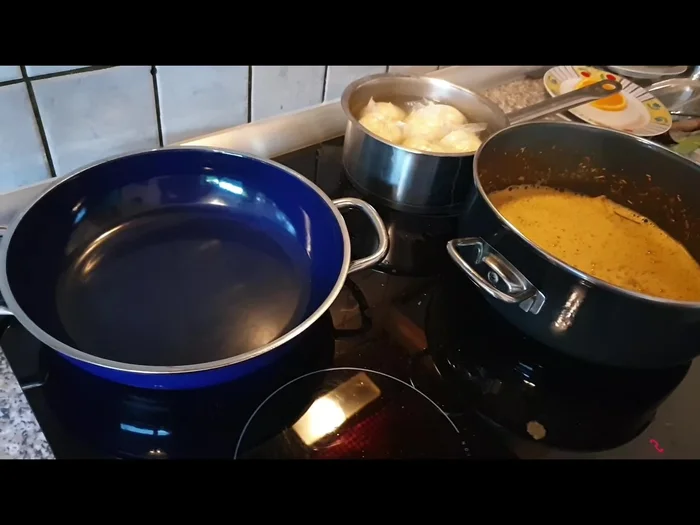 Entenbrust, Orangensauce, Semmelknödel und Apfelrotkohl anrichten.