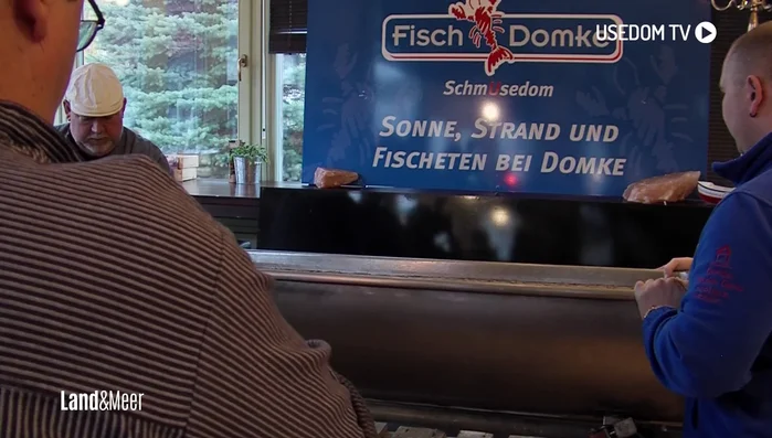 Füllen der Form: Die vorbereitete Masse in die große Form füllen. 