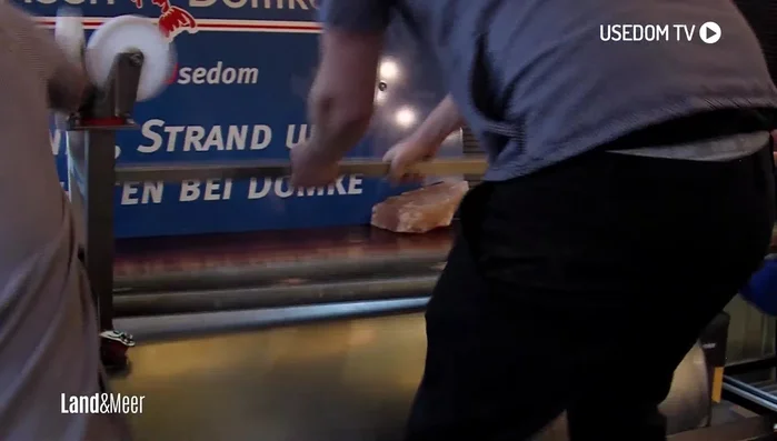 Fest werden lassen: Die Sülze ausreichend abkühlen und fest werden lassen. 