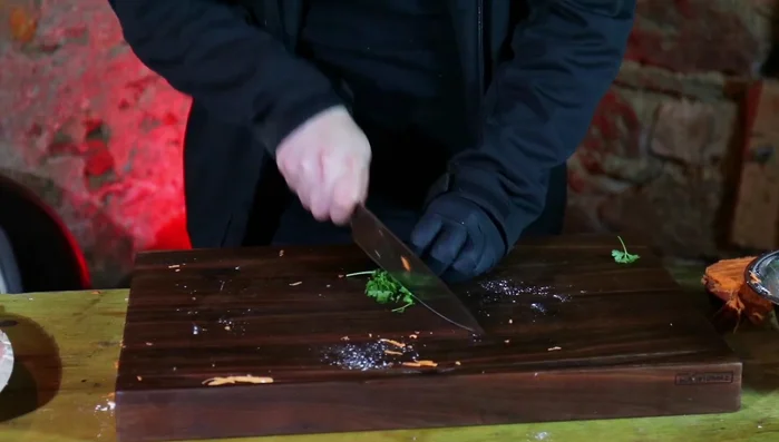 Petersilie hacken und unterheben.