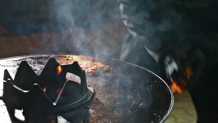 Süßkartoffelmasse auf die vorgeheizte Grillplatte geben und zu Rösti formen.