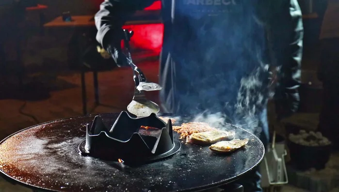 Hähnchen von beiden Seiten grillen.