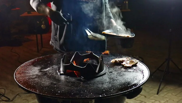 Süßkartoffel-Rösti wenden und fertig braten.