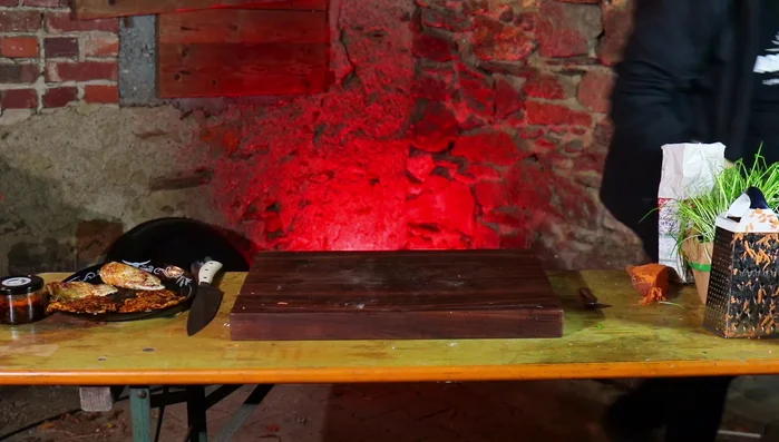 Hähnchen und Rösti auf einem Teller anrichten.