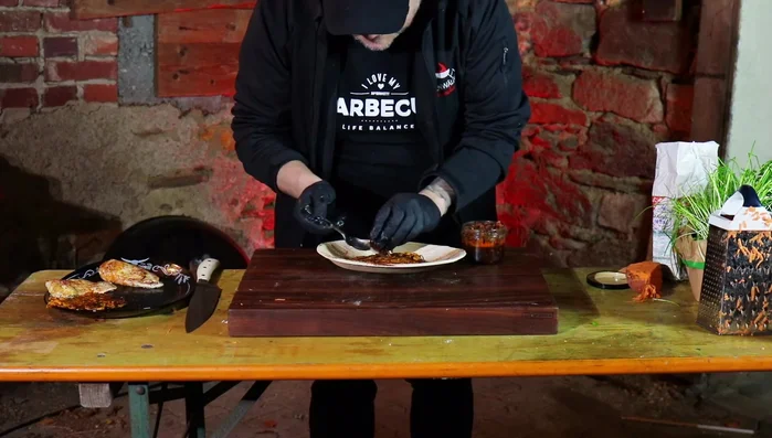 Mit Barbecue-Sauce und optional Bacon Jam garnieren.