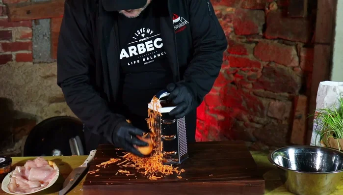 Süßkartoffel waschen und schälen (optional). Reiben.