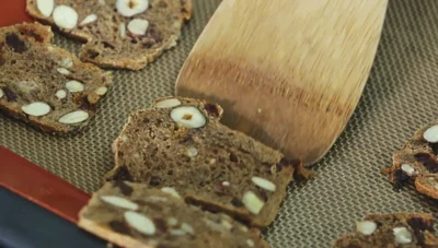 Vegane Brotchips: Rezept für knusprige Vollkorn-Snacks