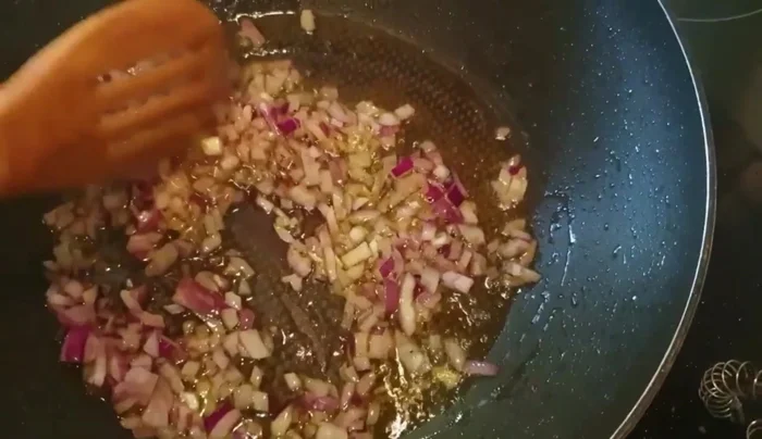 Zwiebeln hinzufügen und glasig dünsten.