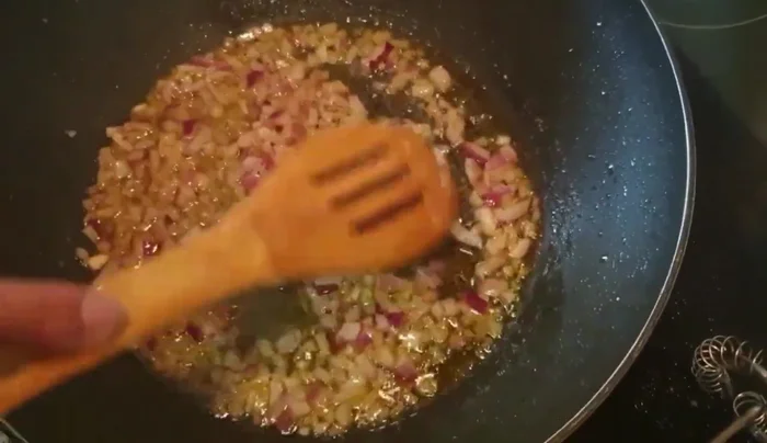 Rotwein angießen und reduzieren lassen.