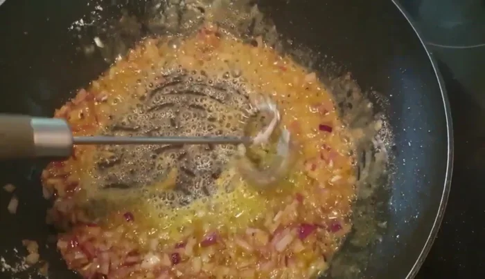 Nach Bedarf Brühe hinzufügen, köcheln lassen. Soße ggf. mit Brühe verdünnen, falls sie zu dick wird.