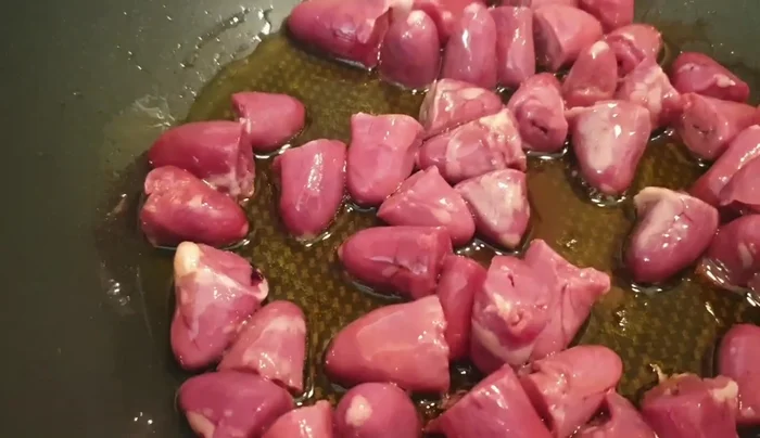 Hähnchenherzen in 5 EL Olivenöl anbraten. Ca. 10 Minuten braten, bis sie durch sind.