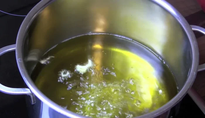 Tintenfischringe im heißen Öl goldbraun frittieren (ca. 2 Minuten).