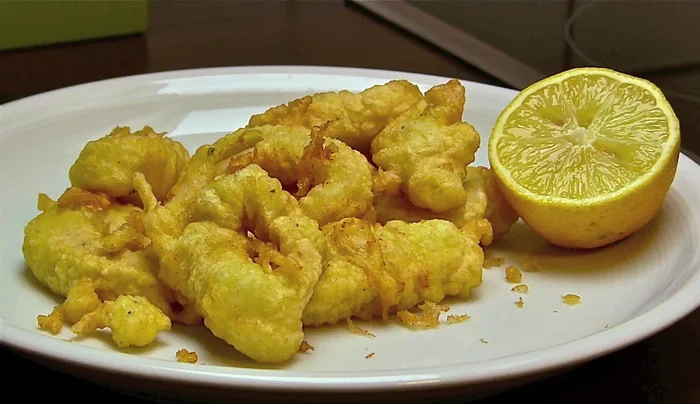 Servieren und mit Zitronensaft beträufeln.