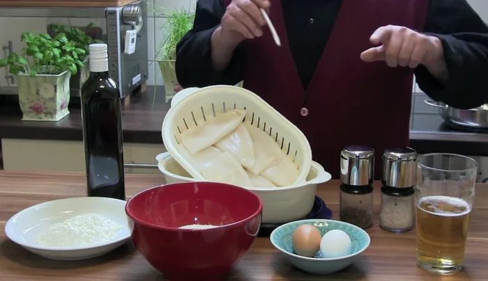 Mehl in eine Schüssel geben. Eine Mulde in das Mehl drücken.