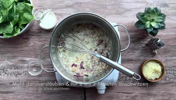 Mehl hinzufügen und 2-3 Minuten anschwitzen.