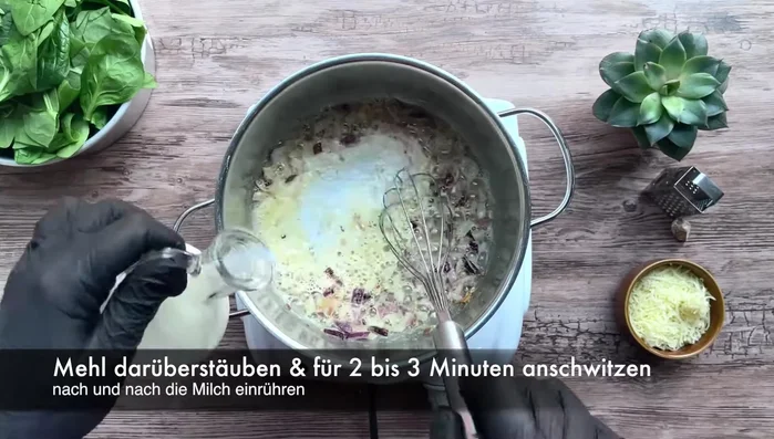Nach und nach Milch unterrühren.