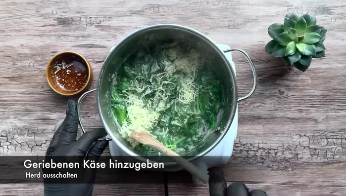 Vom Herd nehmen und geriebenen Käse unterrühren.