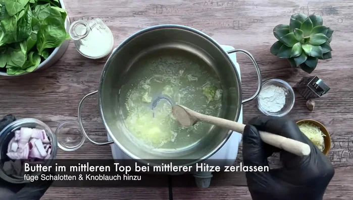 Zwiebeln und Knoblauch hinzufügen und 5 Minuten anschwitzen.