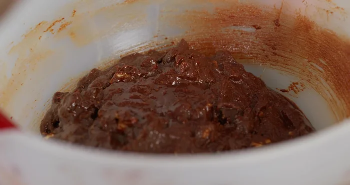 Teig in eine mit Backpapier ausgelegte Backform geben. (190.04)