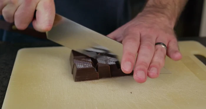 Schokolade grob hacken und mit Butter im Wasserbad (oder bei schwacher Hitze auf dem Herd) schmelzen. Etwas abkühlen lassen. (54.0)