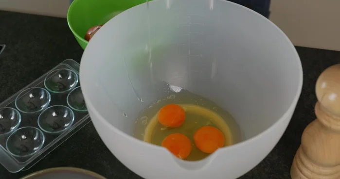 Eier mit Dattelzucker und Salz schaumig schlagen. (73.0)