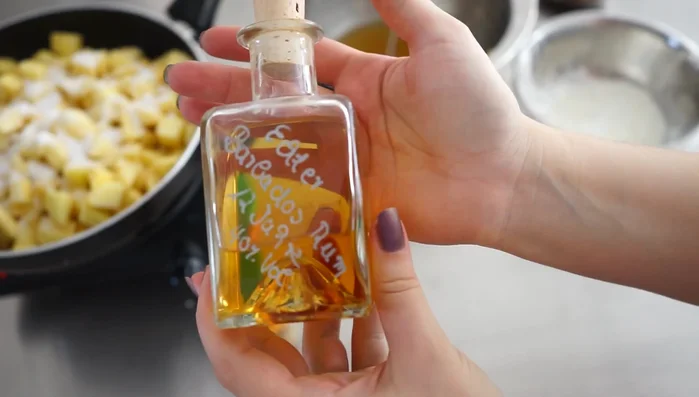 Apfelfüllung vorbereiten: Äpfel grob schneiden. Mit etwas Zucker in einem Topf andünsten. Apfelsaft mit Speisestärke und Zimt verrühren und zur Apfelmasse geben. 5 Minuten köcheln lassen, bis die Masse andickt. Rum und Rosinen (optional) hinzufügen und nochmals kurz erwärmen.