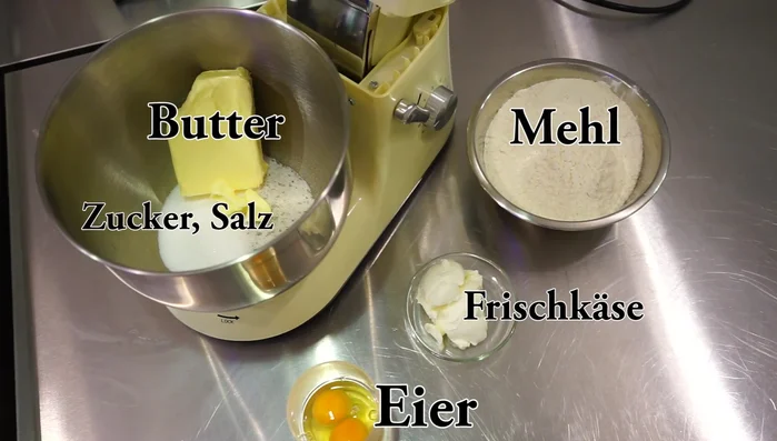 Mürbteig zubereiten: Butter, Zucker, Vanillezucker und Salz schaumig rühren. Frischkäse und Eier hinzufügen und verrühren. Zum Schluss das Mehl unterrühren. Den Teig in Folie einpacken und mindestens 2 Stunden (besser über Nacht) kalt stellen.