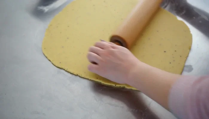 Füllung einfüllen: Die warme Apfelfüllung in den vorbereiteten Tortenring geben. 