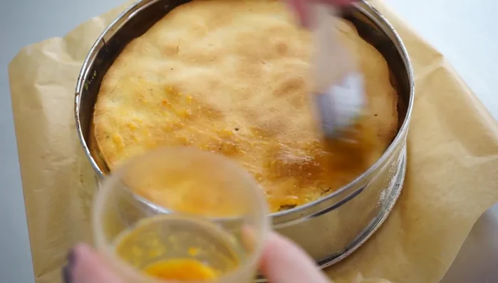 Backen: Den Kuchen im vorgeheizten Backofen backen, bis er goldbraun ist (Backzeit siehe Blog).